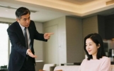 我被裁员的消息传到婆家后，公公连夜赶来：没工作就离婚吧！我儿子不养废人，我没闹刚走出民政局，公公打来电话：你的优化补偿金是多少？