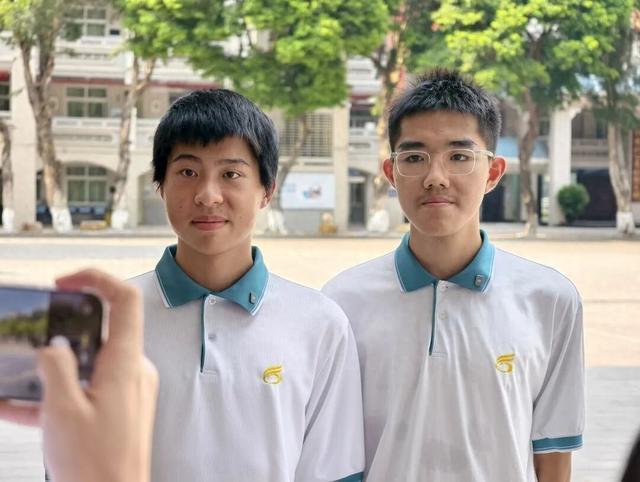 广州一对高中同桌同考690分，1个去清华1个去北大，每天一起吃饭一起跑步