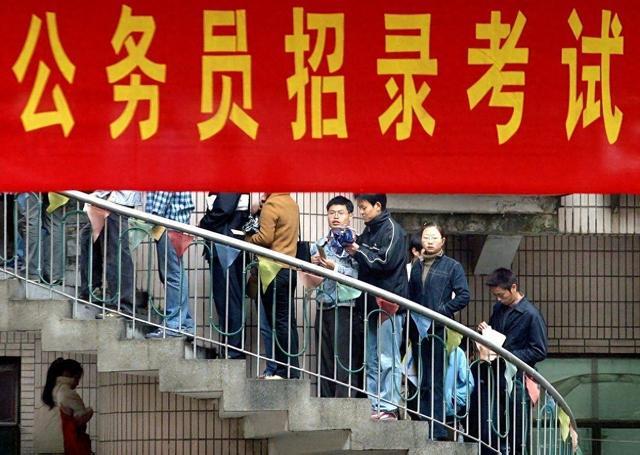今年中国高考太反常！学霸扎堆报军校，985大学不如一个编制香？