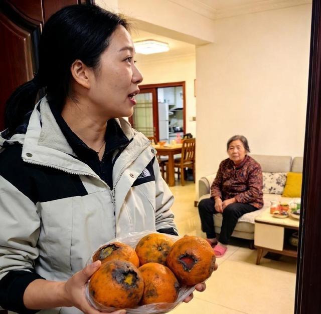 情感故事：我在楼道帮独居老太太修好漏水的水龙头，第二天她送来一袋橘子和一封信后，她儿子却站在门口沉默了整整十分钟才开口