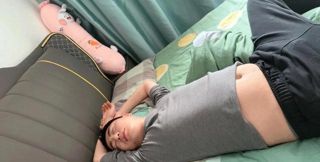小朋友写家庭日记真实好笑，爸爸月底要零花钱被妈妈反问，答没干活遭一巴掌