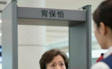 儿子接我去英国“享福”，过安检时空姐偷塞给我一张字条，我看完后立马转身回家，把三套房全都捐了
