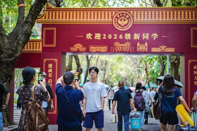 周熠（高考总计638分）考入中山大学！报到当天，校领导带他去喝了早茶
