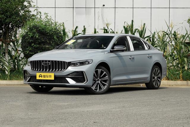 年轻人买车别着急，先看看这款10万级混动轿车，省油又好开