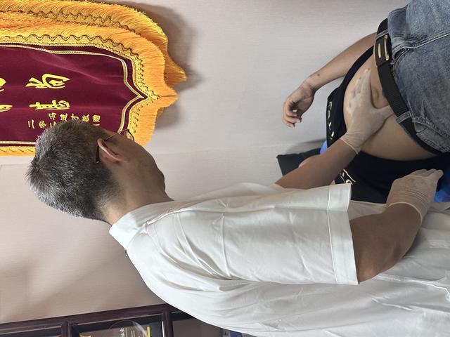 博士之上，是临床 —— 余茂林，把书本学问落地岭南门诊