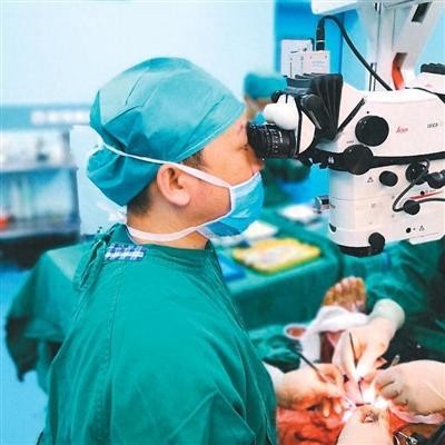 “上手术就是在冲锋” 他在亚毫米尺度下与残缺较量