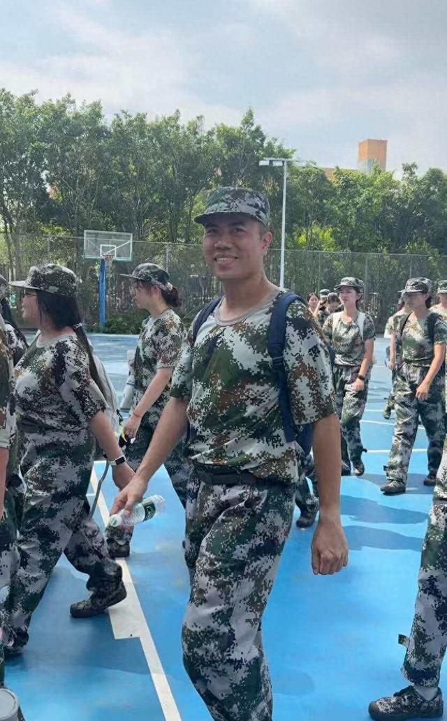 41岁重读大一，报到被认成“同学爸爸”：重返高考的中年人，为何都偏爱这个专业？