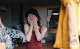 离婚那天，前夫发来一条短信，我笑着笑着就哭了