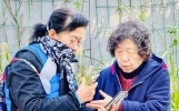 相互牵挂友谊长久 夕阳路上欢歌慢走