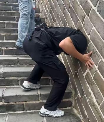 脑袋卡进长城垛口！猎奇打卡闹出大笑话，旅游别拿生命开玩笑