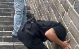脑袋卡进长城垛口！猎奇打卡闹出大笑话，旅游别拿生命开玩笑