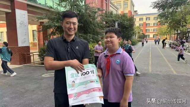 河南新乡12岁男孩撞倒摩托车，努力扶车27次被车主送试卷，最新进展：小孩哥收到卷子表情亮了，“如果真能考上好大学，我一定不会忘了你”