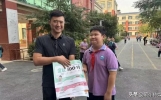河南新乡12岁男孩撞倒摩托车，努力扶车27次被车主送试卷，最新进展：小孩哥收到卷子表情亮了，“如果真能考上好大学，我一定不会忘了你”