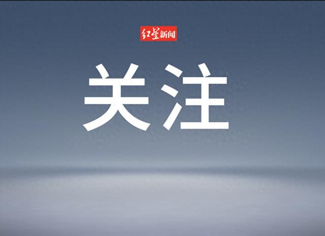海南三亚一娱乐城经营人员怀疑两名顾客玩捕鱼机时作弊，双方发生争执，持扫把杆殴打顾客并非法拘禁，致轻微伤；获刑十个月，缓刑一年